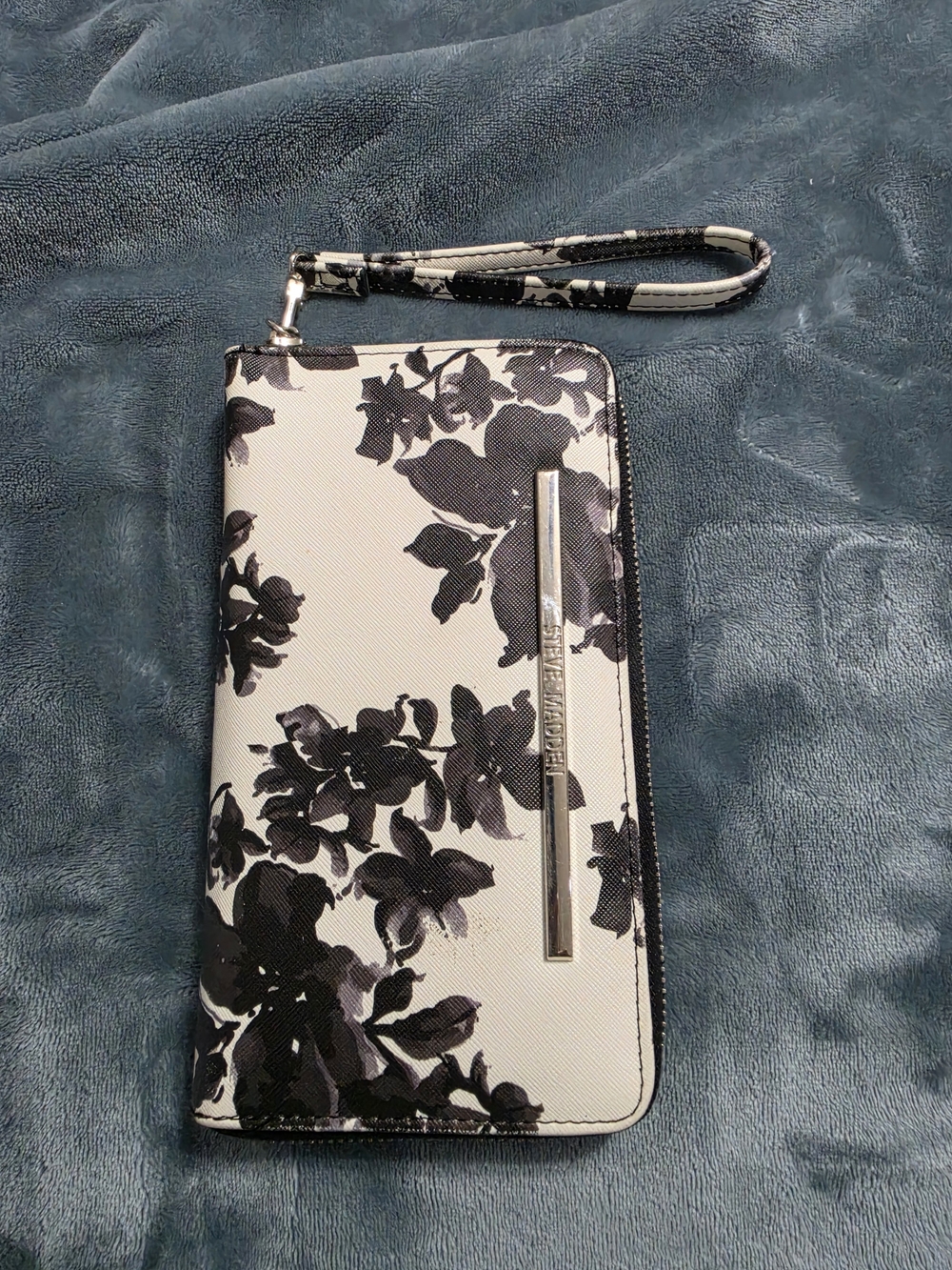 Steve Madden Black & White Floral Zip Wristlet Phone Case